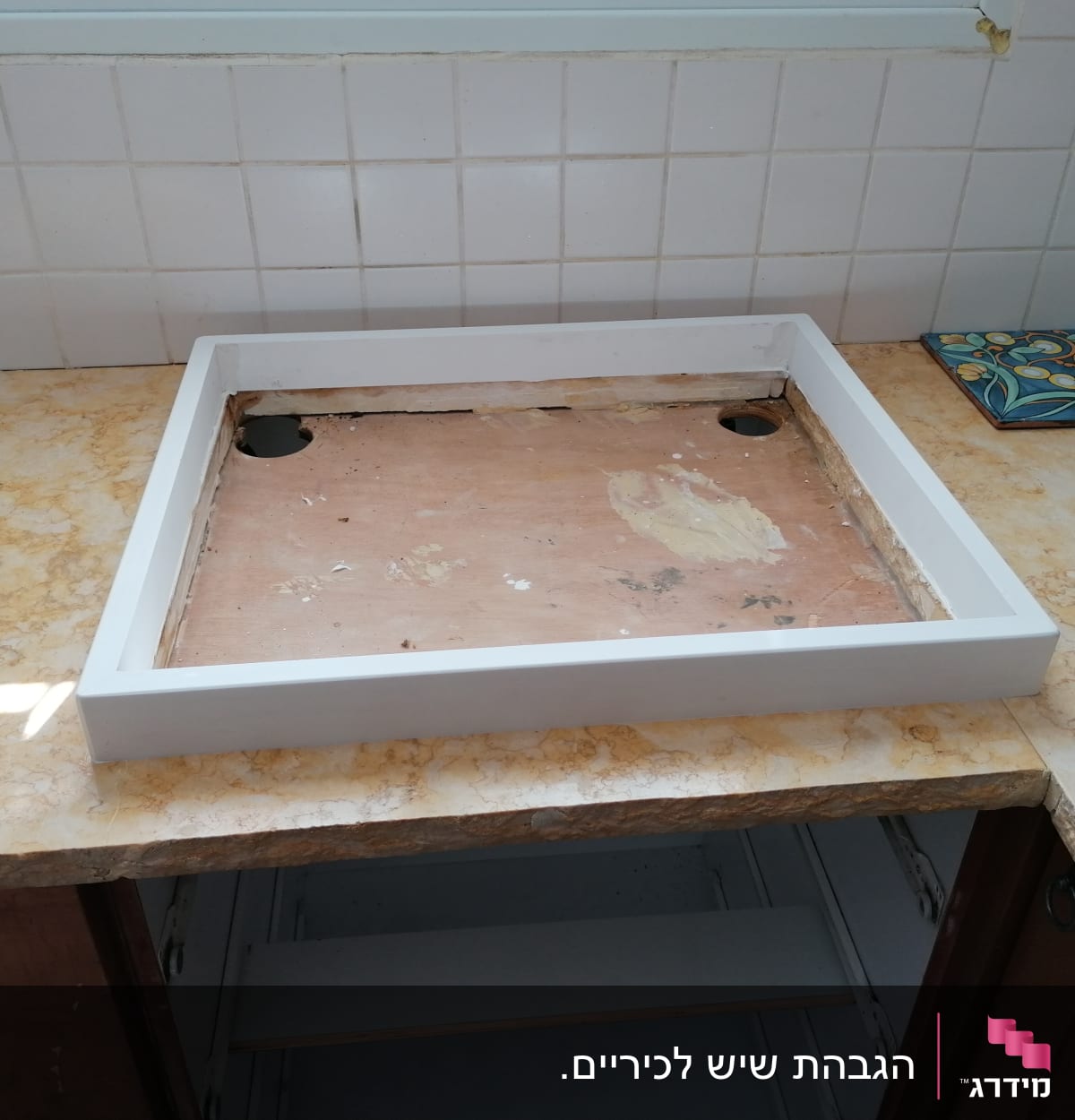 משטח שיש עם מסגרת עץ לבנה על גבי דלפק